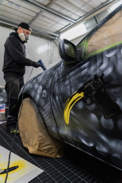 Bananensprayer Thomas Baumgärtel bei der Arbeit