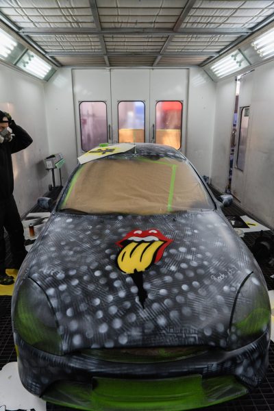 Bananensprayer Thomas Baumgärtel lackiert einen Porsche in der KFZ-Werkstatt Riedel in Bergisch Gladbach.