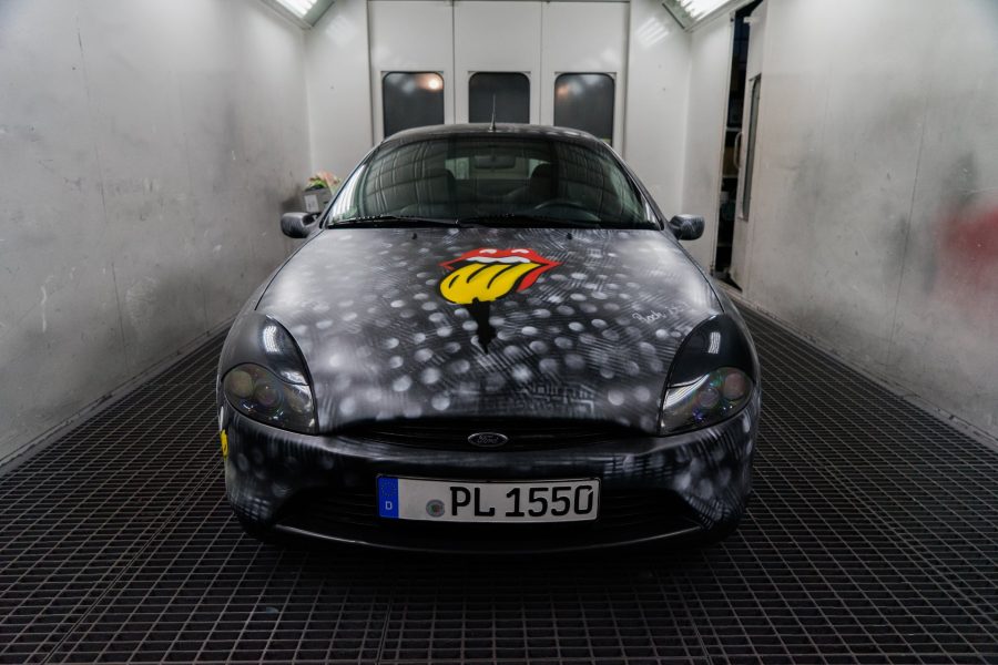 Der Künstler Thomas Baumgärtel lackiert einen Porsche in der Karrosseriebauwerkstatt Riedel in Bergisch Gladbach